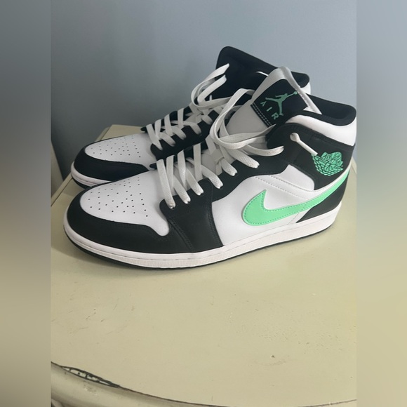 Jordan 1 Mid - Picture 4 of 4